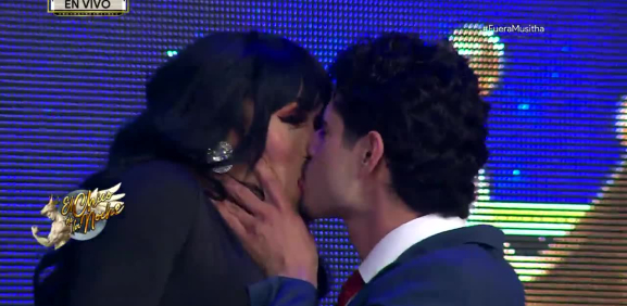 Como prueba final, el chico demuestra hacer de todo hasta besarse con la mujer escándalo