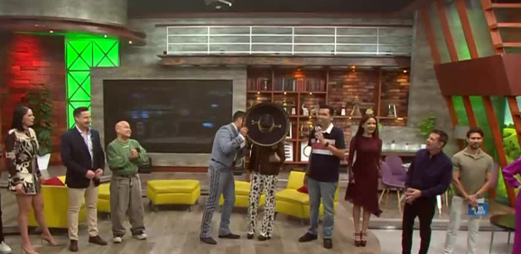 Adrián Bedolla "El Jilguero" sorprende a Gina Pastor con un beso