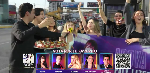 Como la buena famila que son, se lanzan a la calle a pedir votos por su compañera de programa