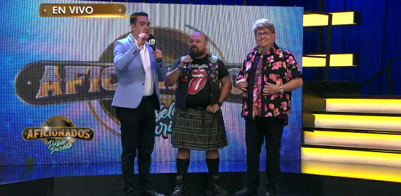 Un chico con un atuendo peculiar llega a Aficionados a sorprendernos con su voz