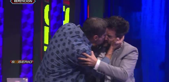 'El Chevo' y Gabo Ramos protagonizan tremendo beso