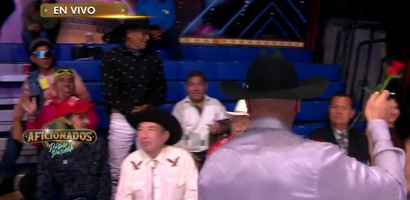 Paco regala flores en el estudio a toda las mujeres