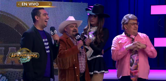 Comediante le da un beso al jurado