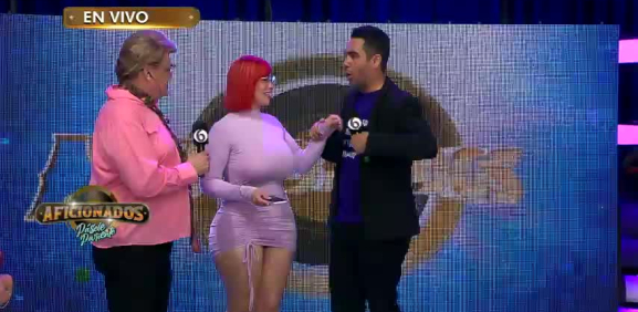 Pollo le mete la mano en un lugar calientito