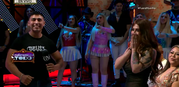 La candidata a 'Miss Trans' queda sorprendida con la respuesta de Charly