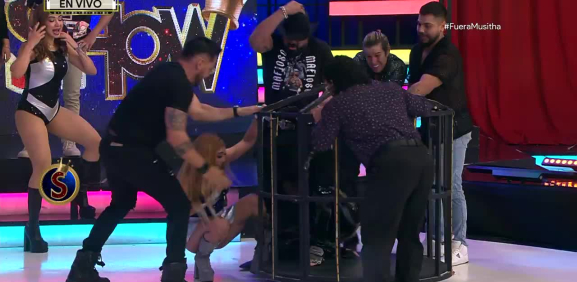 El chango de 'Mafioso' se escapa y hace todo un caos en el estudio