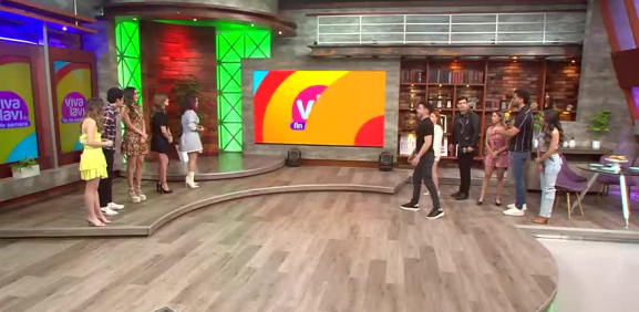 Conductores adivinan la película con emojis