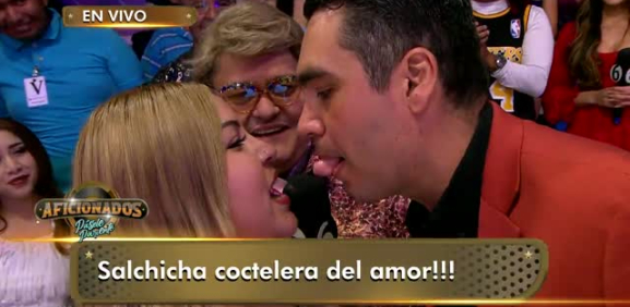 El conductor comienza las divertidas dinámicas entre el público y el elenco