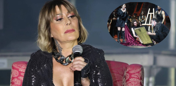 La cantante sufró bochornoso momento durante la develación de la planca