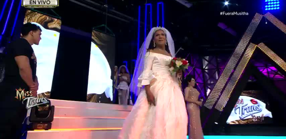 La reina de la simpatia se hace presente en la pasarela de novia