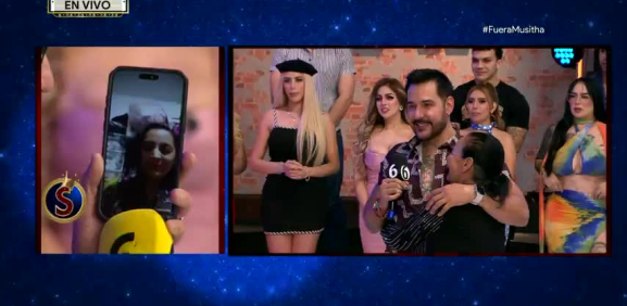 Tanto una señora del público como una enamorada en una videollamada pelean el amor del chico