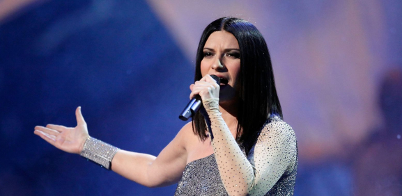 Laura Pausini capta a fan bostezando en su concierto y así reacciona