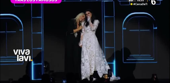 Laura Pausini y Mónica Naranjo sorprenden a fans en concierto