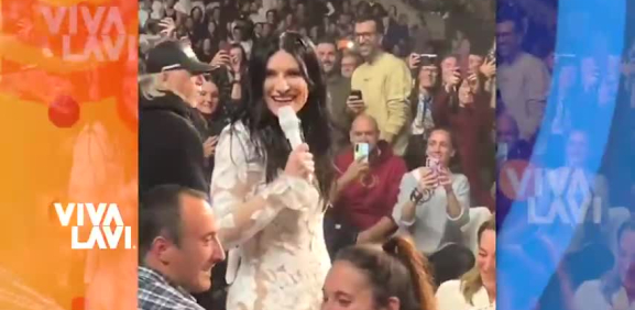 Laura Pausini interrumpe su show tras ver a fan 'alcoholizado'