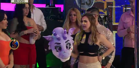 El coraje se apodera de la conductora y esto fue todo lo que pasó