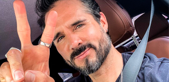 José Ron devela fotografía desnudo en exposición