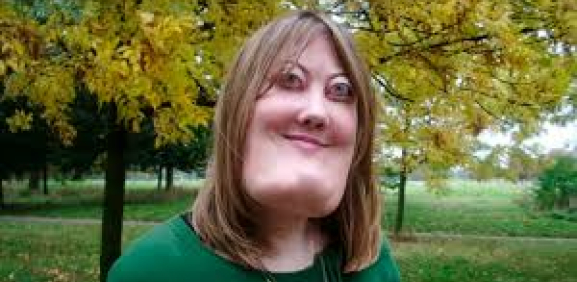 Notó que su rostro comenzó a cambiar, su mandíbula se agrandó