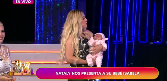 Tras su regreso a la televisión, Nataly Gómez regresa a la barra nocturna y ahora presenta a su bebé