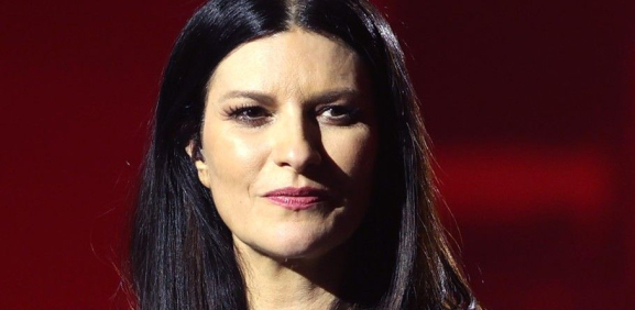 Laura Pausini detiene concierto por público que no conoce sus canciones