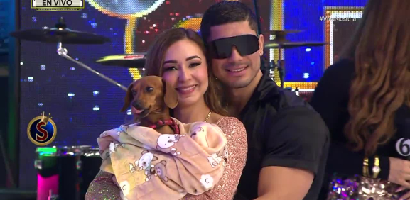 La conductora se pone sentimental y agradece que el chico de 'Es Show' nunca la dejó sola