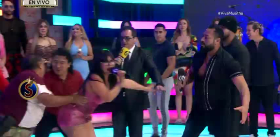 El luchador no se deja de los ataques del público