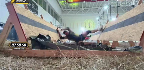 El luchador no logra ni el tiempo ni la fuerza para ganar esta dura prueba