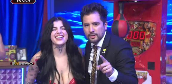 En su paso por el programa de entrevistas Karely Ruiz nos enseñó la fuerza en sus puños