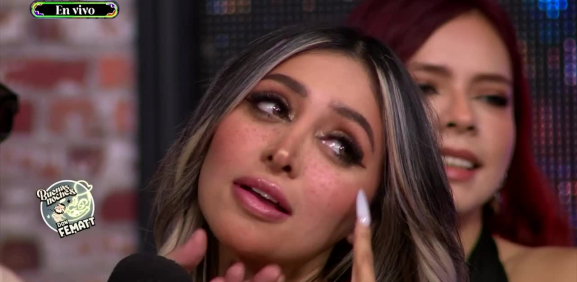 Tal parece que el maquillaje de esta chica parece como si fuera el famoso filtro de las pecas