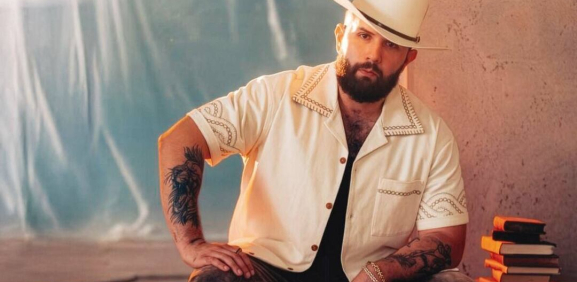 Carín León pasa bochornoso momento en el Supernova