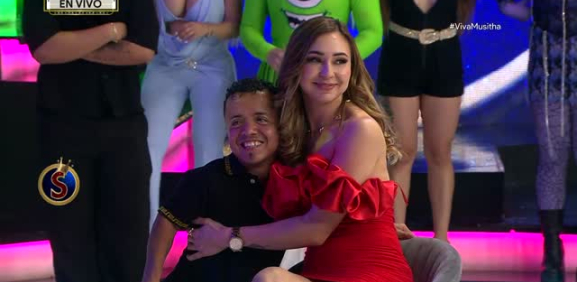 La sensual conductora de 'Es Show' toma una dura decisión en pleno programa