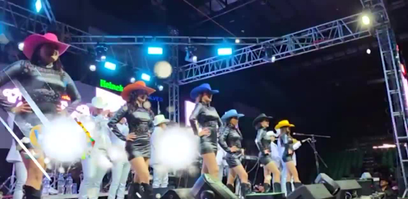 Fuerte pelea de bailarínas durante un concierto