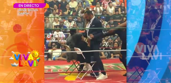 Latin Lover cae sobre fanática mientras le bailaba