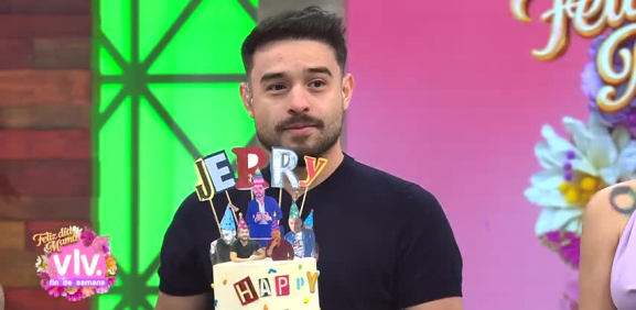 Sus compañeros sorprenden a Jerry con un delicioso pastel