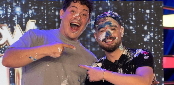 Tras tremendo pastelazo, Víctor felicita a su amigo.