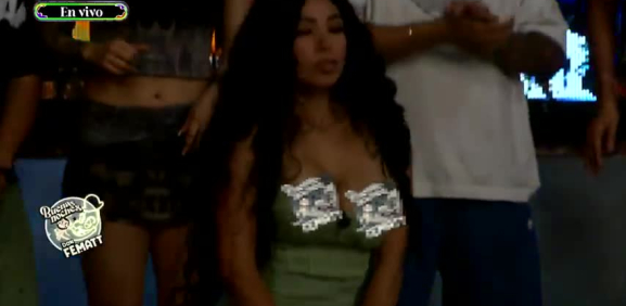 La chica de risos tiene sensual descuido en su baile inicial