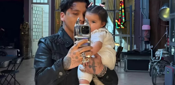 Christian Nodal presume la habitación de su hija Inti
