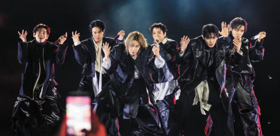Fans cierran las calles para disfrutar del show