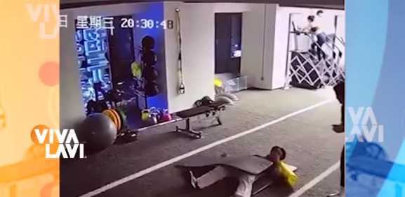 Hombre se queda dormido en el gym y así reacciona al despertar