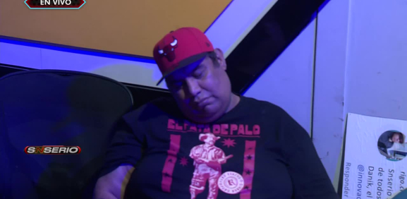 Al anunciar el nuevo horario, el conductor es interrumpido al ver como se queda dormido su compañero