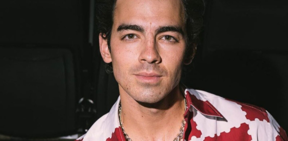 Joe Jonas captado limpiandose las manos tras saludar a fans