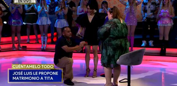 El esposo de 'Tita' sorprende con emotivo momento al pedirle matrimonio en pleno programa