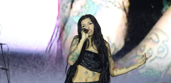 Cazzu se presenta en festival y reacciona a gritos contra Christian Nodal