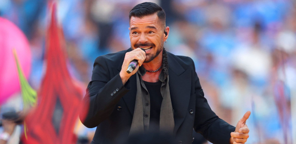 Ricky Martín: Lanza gas lacrimógeno durante su concierto