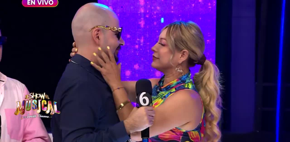 Este infuencer queda sorprendido al poder recibir un beso de la conductora