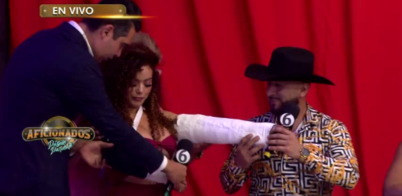 Yeso, muleta y brazo vendado… pero no faltó al programa