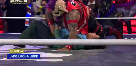 Arriba del ring todo sucede, y este nuevo equipo hacen de todo con el pobre luchador