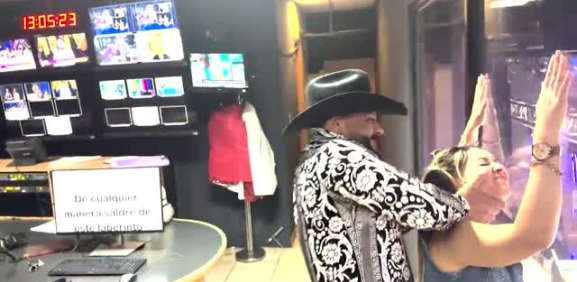 El luchador explota en el programa y sube a la cabina a poner un alto