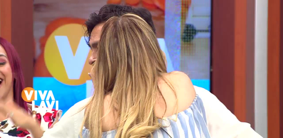 Gina Pastor le roba un beso a Eduardo Orozco 'El Doc'