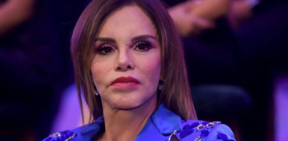 Lucía Méndez sufre caída durante conferencia de prensa