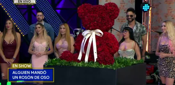Las chicas tratan de adivinar a quien le trajeron tremendo y costoso arreglo de flores